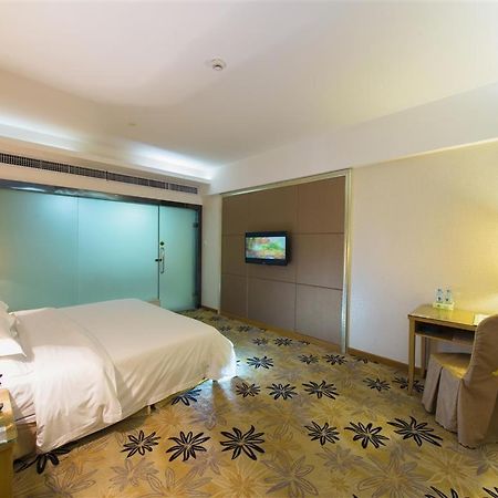 Vienna Hotel Zhanjiang Coast Avenue Экстерьер фото